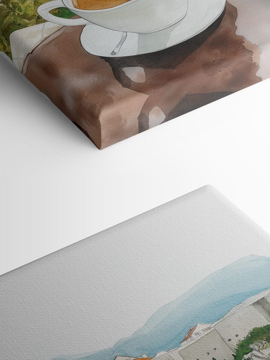 Deux tasses de café avec une mousse en forme de cœur sur une table surplombant un plan d'eau