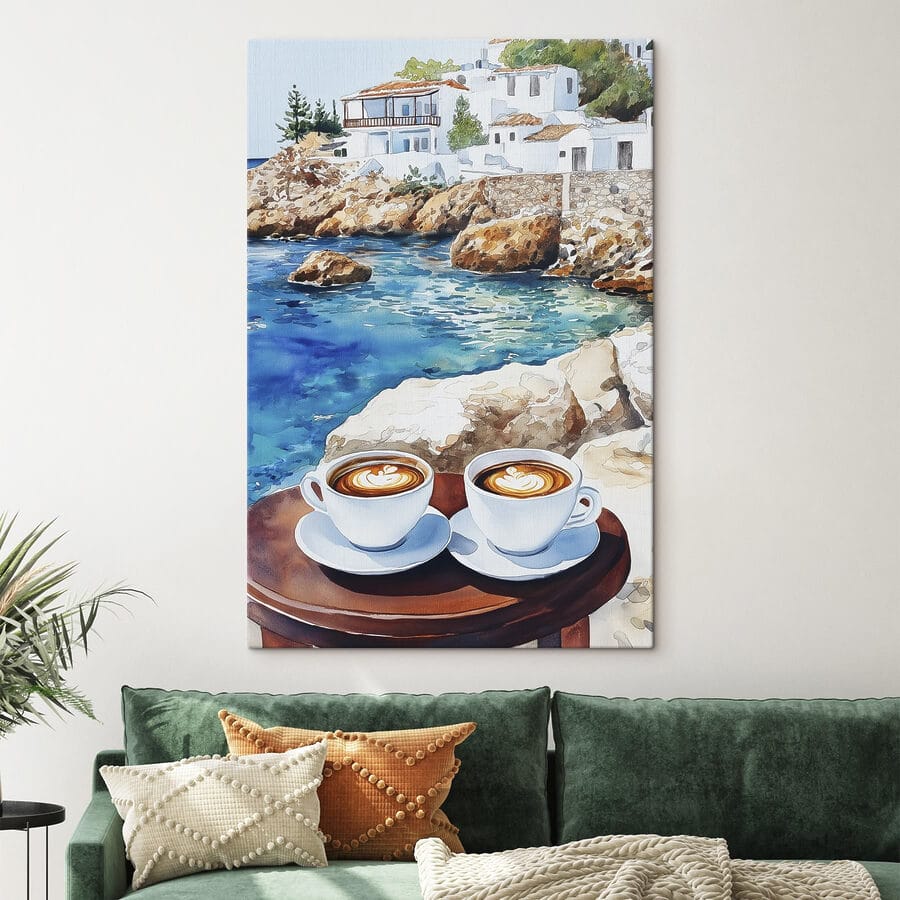 Deux tasses de café sur une table à côté d'un plan d'eau