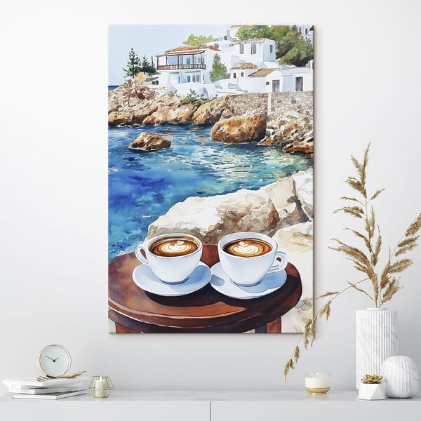 Deux tasses de café sur une table à côté d'un plan d'eau Deux tasses de café sur une table à côté d'un plan d'eau