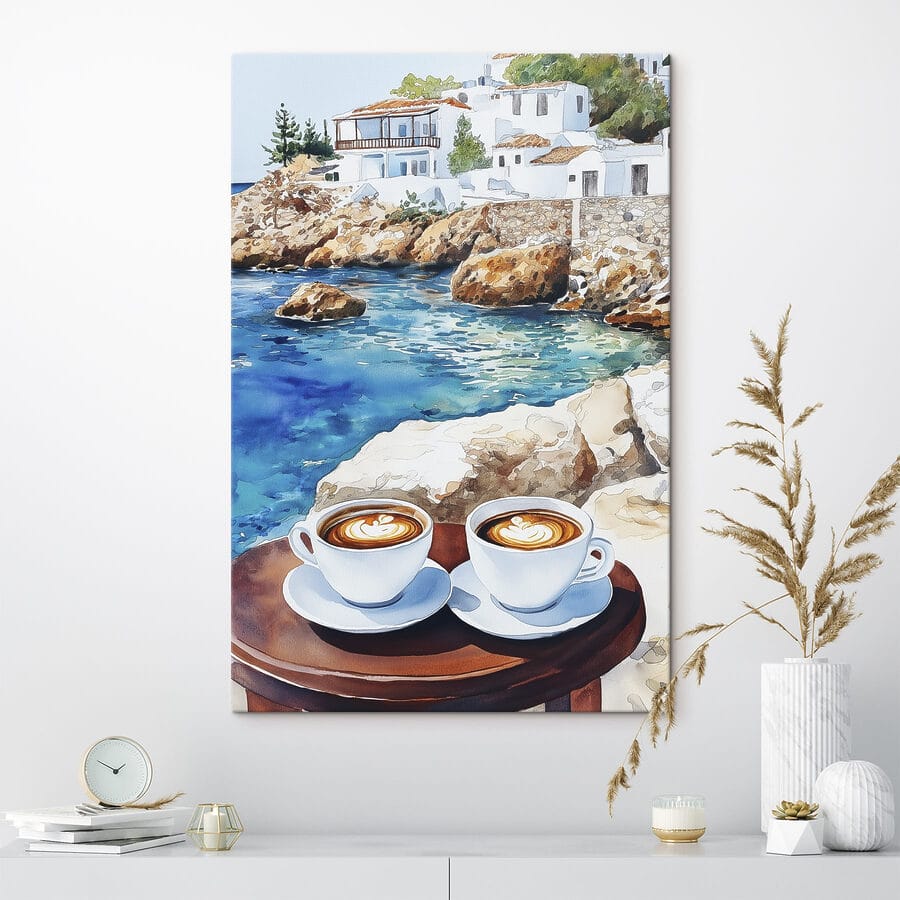 Deux tasses de café sur une table à côté d'un plan d'eau