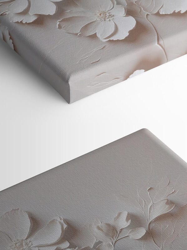 Fleur blanche sur une surface blanche Fleur blanche sur une surface blanche