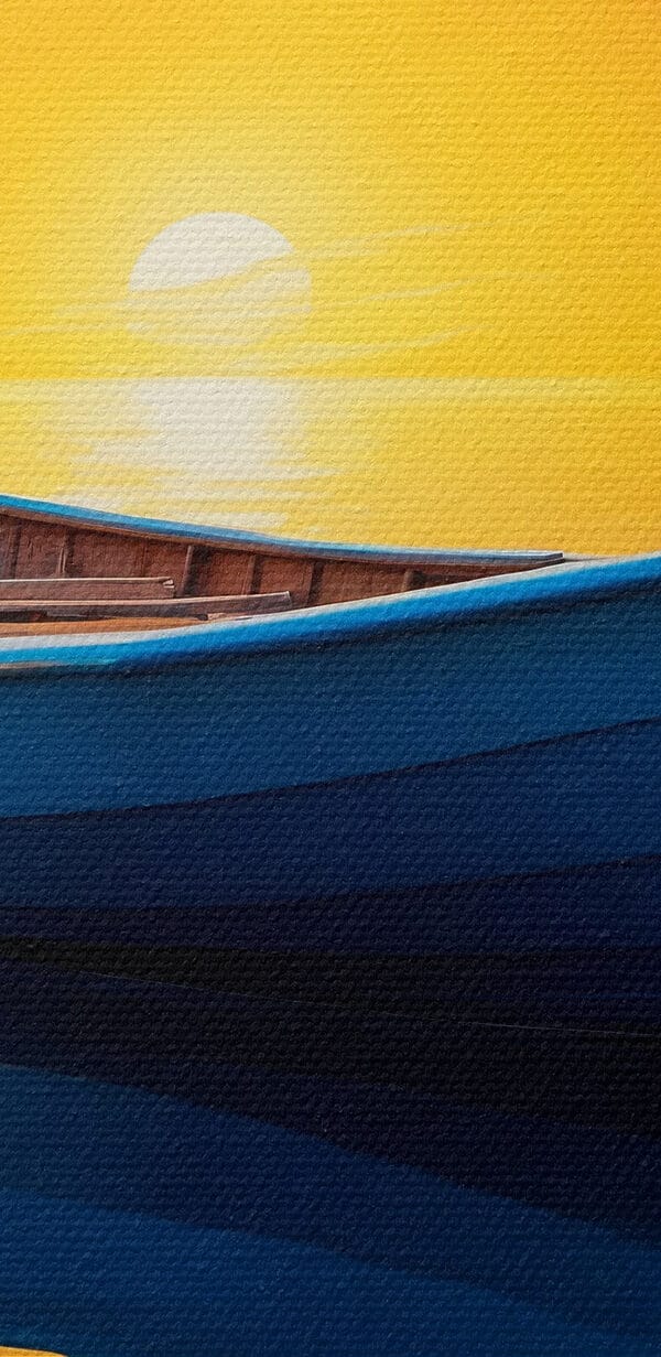 Bateau sur l'eau avec coucher de soleil en arrière-plan Bateau sur l'eau avec coucher de soleil en arrière-plan