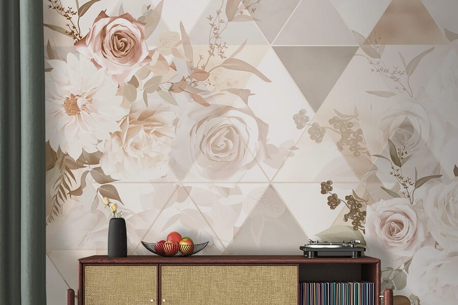 Papier peint avec des fleurs et des triangles
