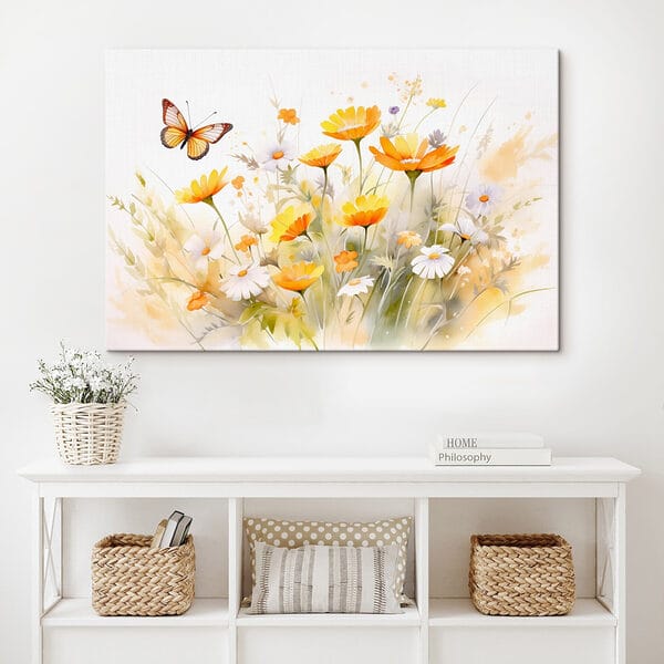 Papillon volant au-dessus d'une fleur jaune et blanche Papillon volant au-dessus d'une fleur jaune et blanche