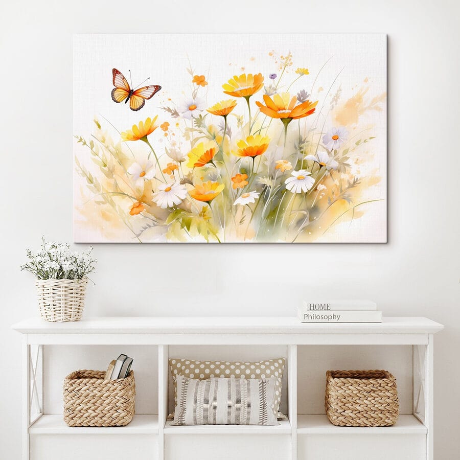 Papillon volant au-dessus d'une fleur jaune et blanche