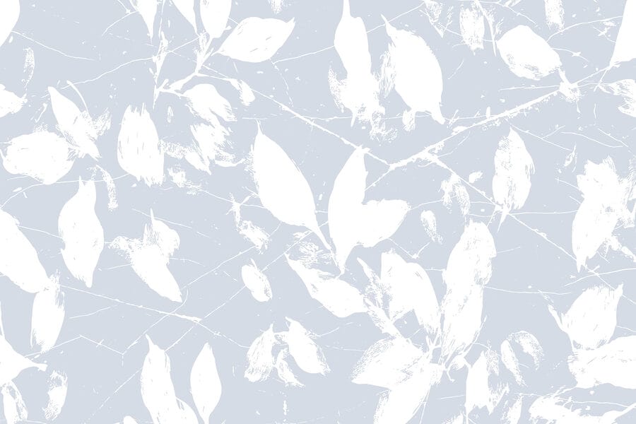Feuilles blanches sur fond bleu