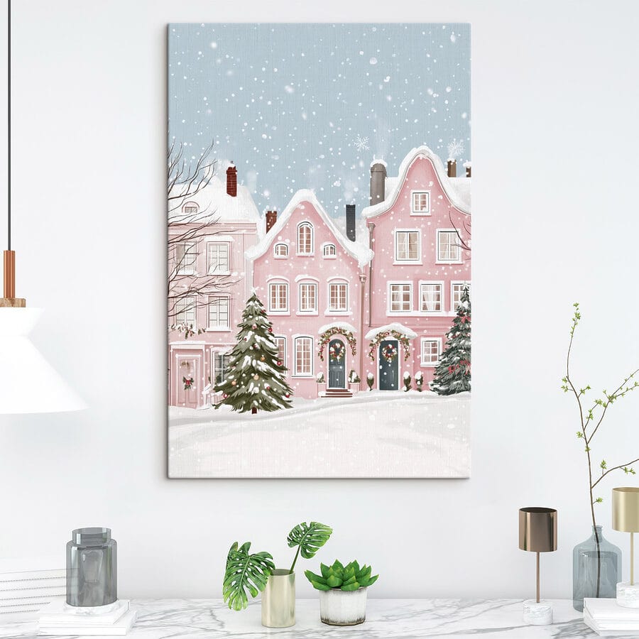 Maison rose avec de la neige
