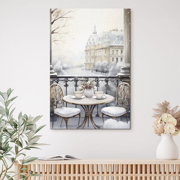 Table avec des tasses et un vase de fleurs sur un paysage enneigé Table avec des tasses et un vase de fleurs sur un paysage enneigé