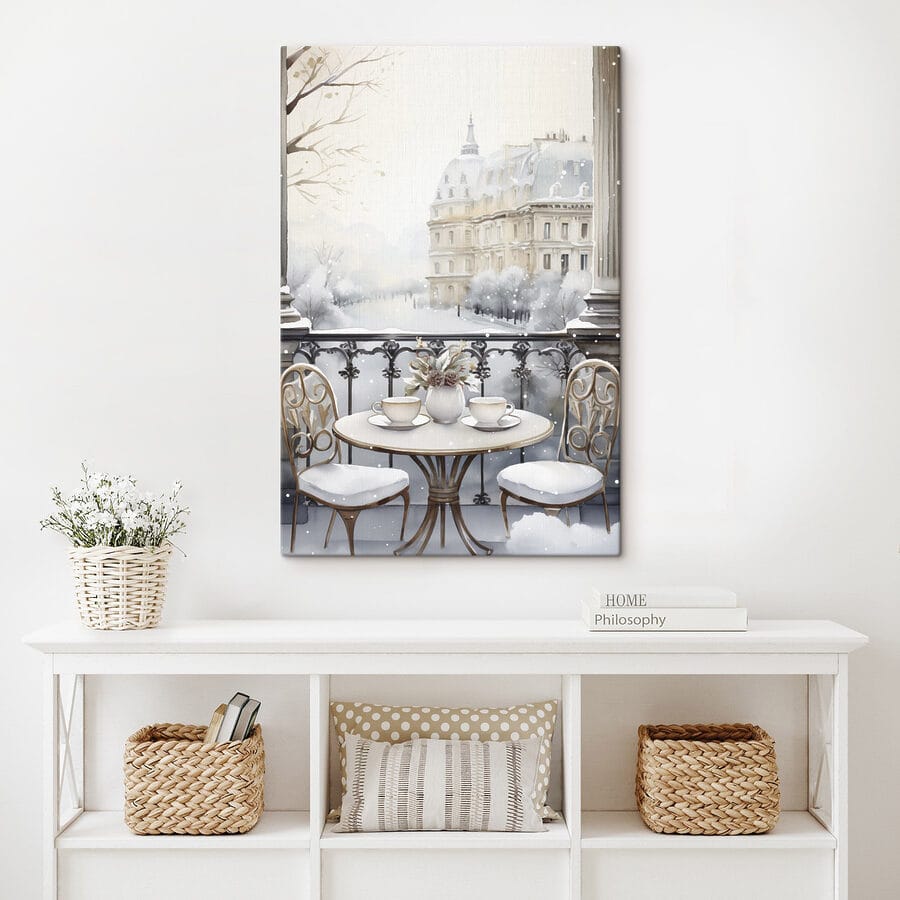 Table avec des tasses et un vase de fleurs sur un paysage enneigé