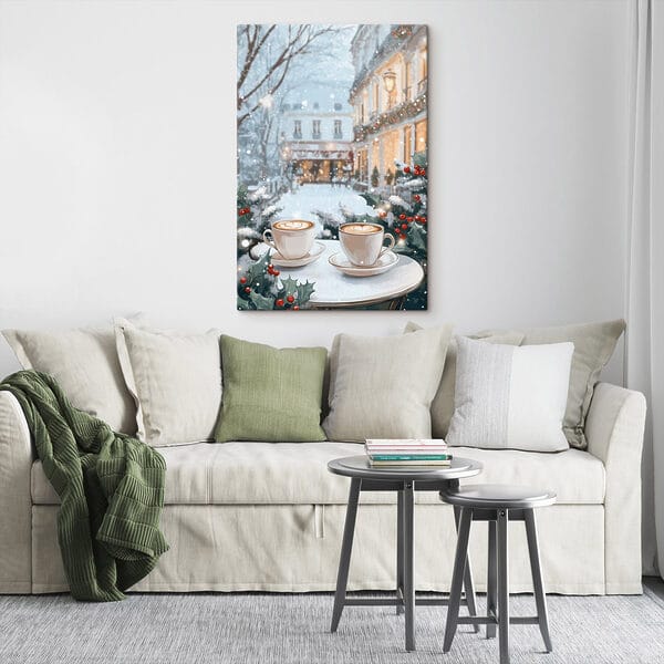 Deux tasses de café sur une table devant une rue enneigée Deux tasses de café sur une table devant une rue enneigée