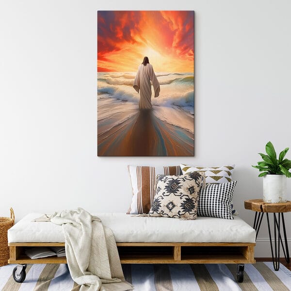 Personne en robe de chambre debout dans l'eau Personne en robe de chambre debout dans l'eau