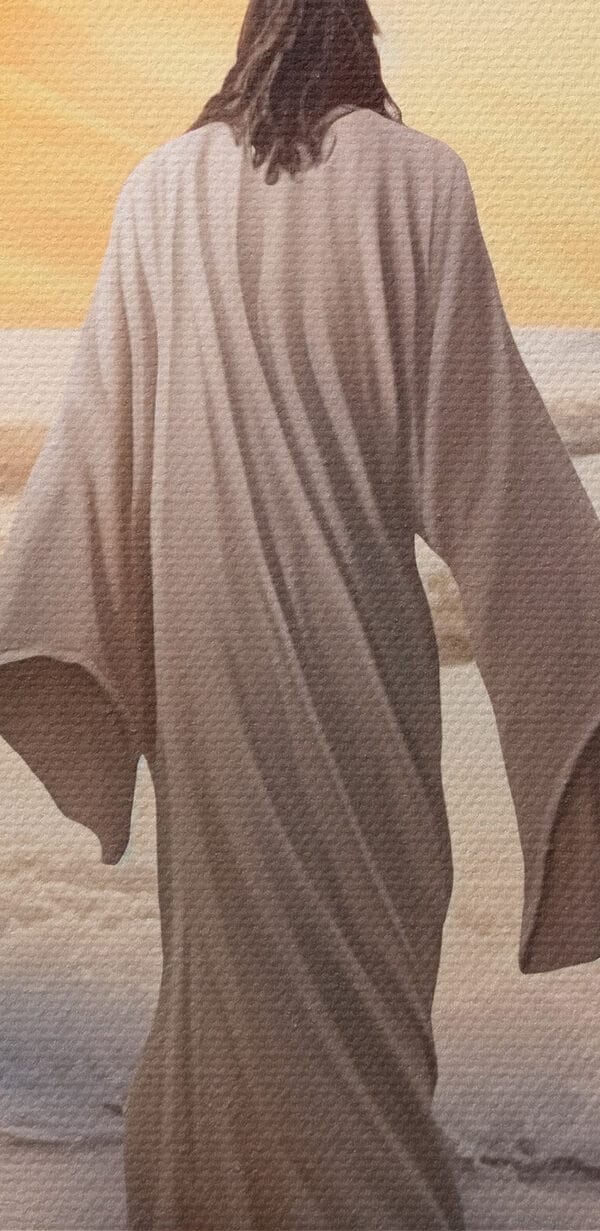 Personne en robe de chambre debout dans l'eau Personne en robe de chambre debout dans l'eau
