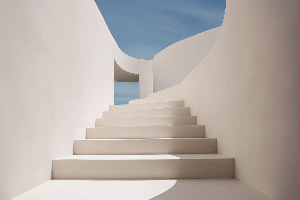 Escalier blanc avec ciel bleu Escalier blanc avec ciel bleu