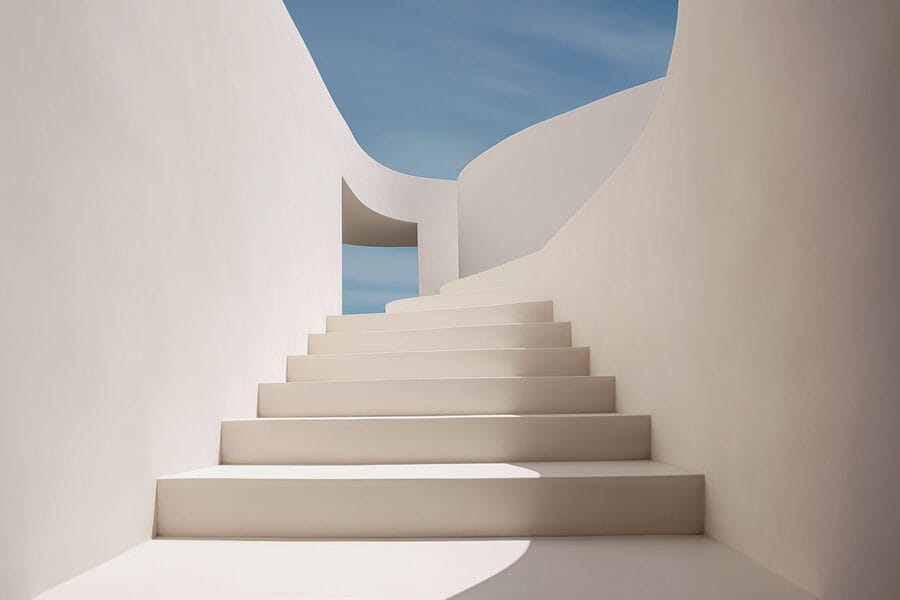 Escalier blanc avec ciel bleu