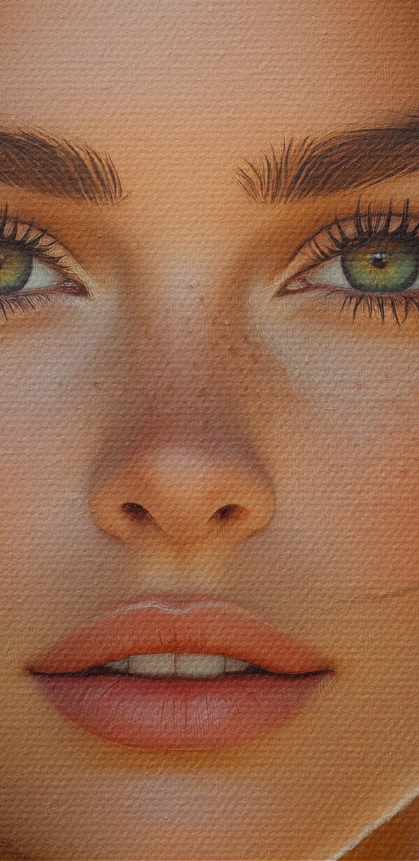 Femme aux yeux verts et taches de rousseur Femme aux yeux verts et taches de rousseur