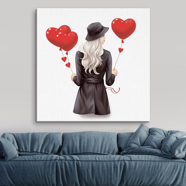 Femme tenant un ballon en forme de coeur Femme tenant un ballon en forme de coeur