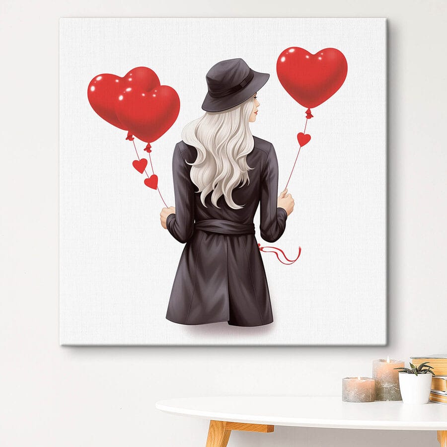 Femme tenant un ballon en forme de coeur