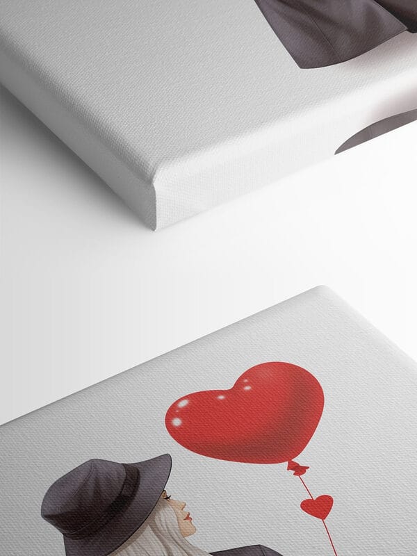 Femme tenant un ballon en forme de coeur Femme tenant un ballon en forme de coeur