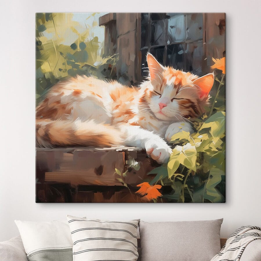 Chat couché sur une corniche