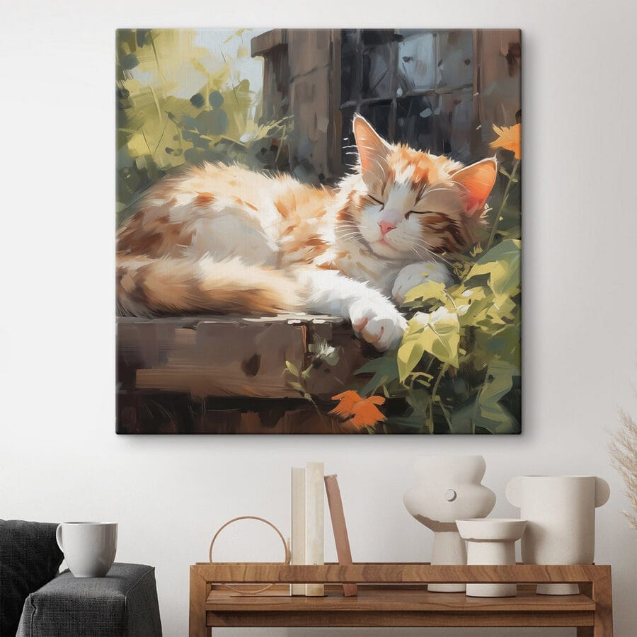 Chat couché sur une corniche