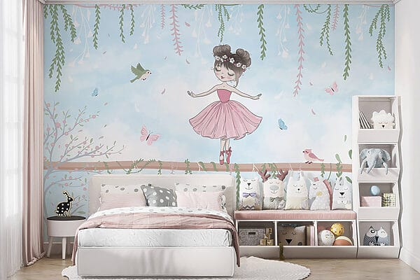 Fille en robe rose sur une branche Fille en robe rose sur une branche