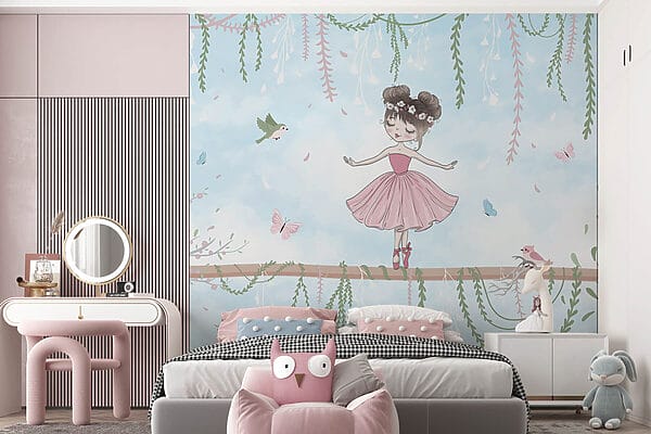 Fille en robe rose sur une branche Fille en robe rose sur une branche