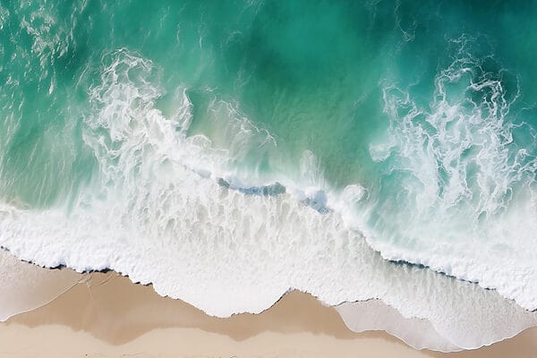 Vagues s'écrasant sur une plage Vagues s'écrasant sur une plage
