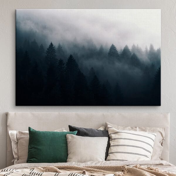 Forêt brumeuse avec des arbres Forêt brumeuse avec des arbres
