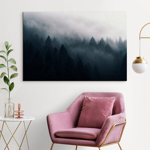 Forêt brumeuse avec des arbres Forêt brumeuse avec des arbres
