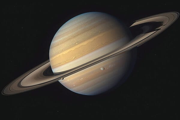 Planète avec des anneaux autour d'elle Planète avec des anneaux autour d'elle