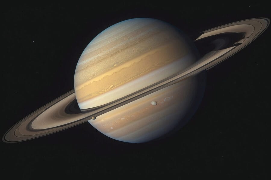 Planète avec des anneaux autour d'elle