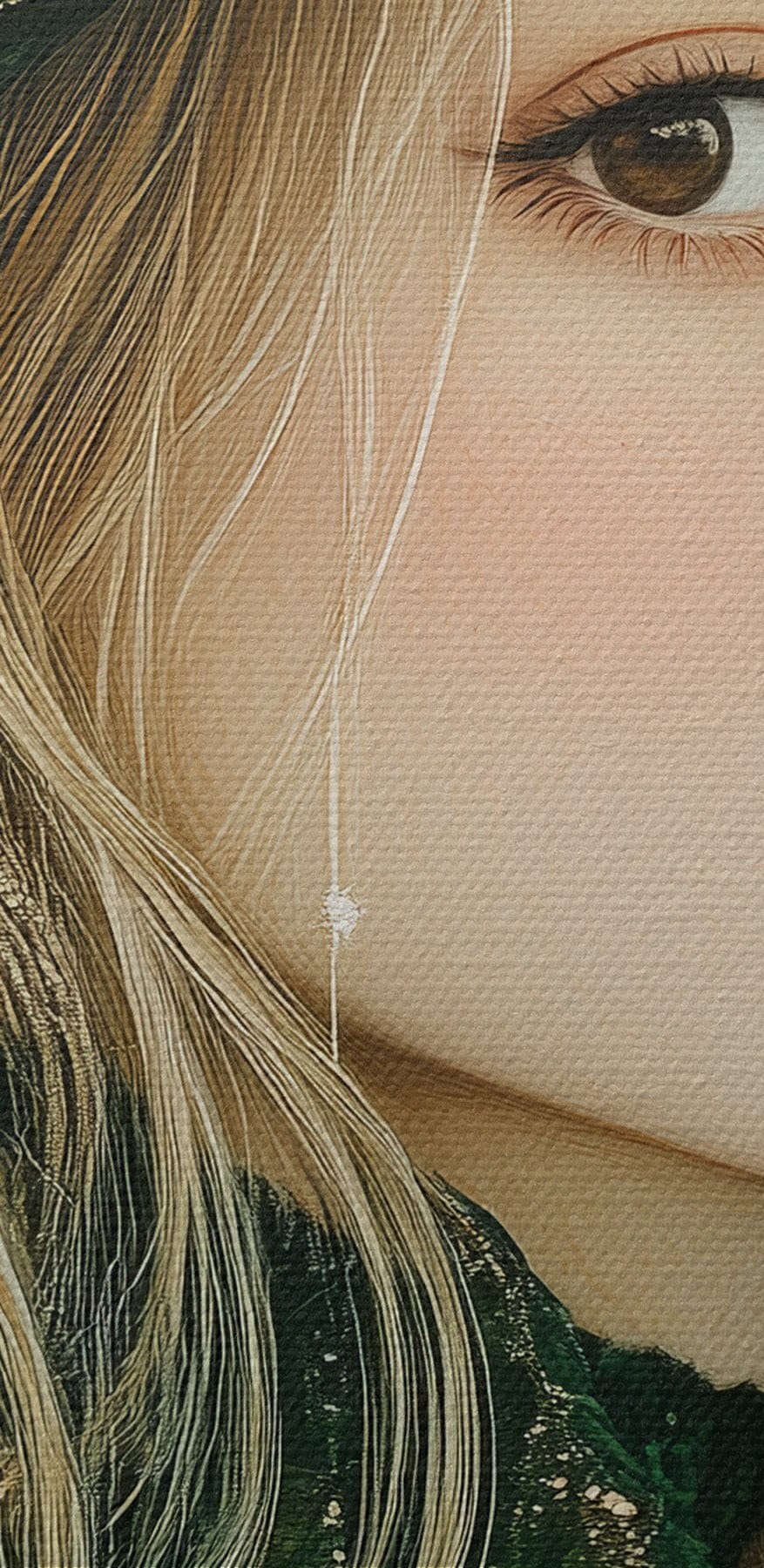Femme portant un chapeau vert