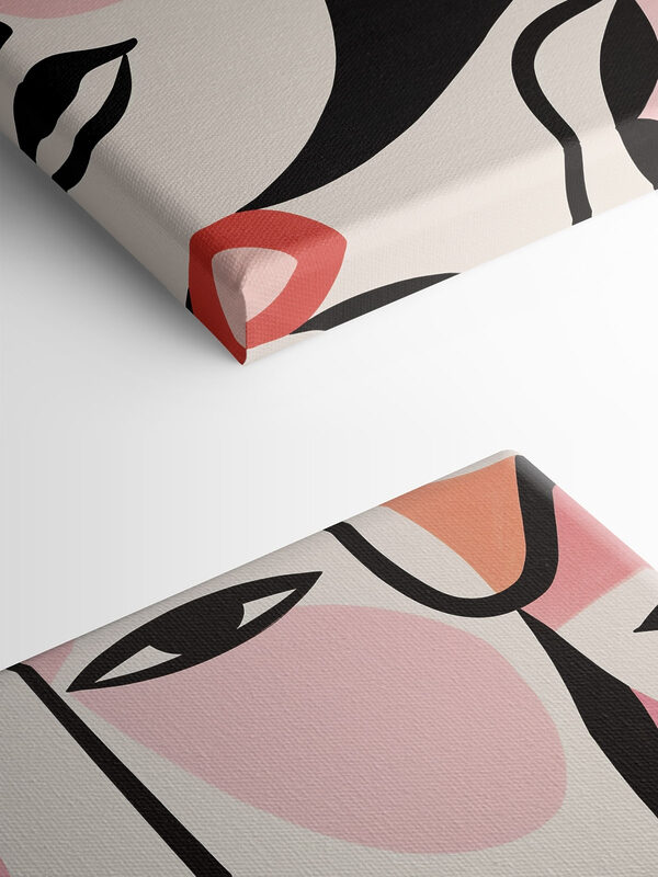 Groupe de visages peints sur une surface blanche Groupe de visages peints sur une surface blanche