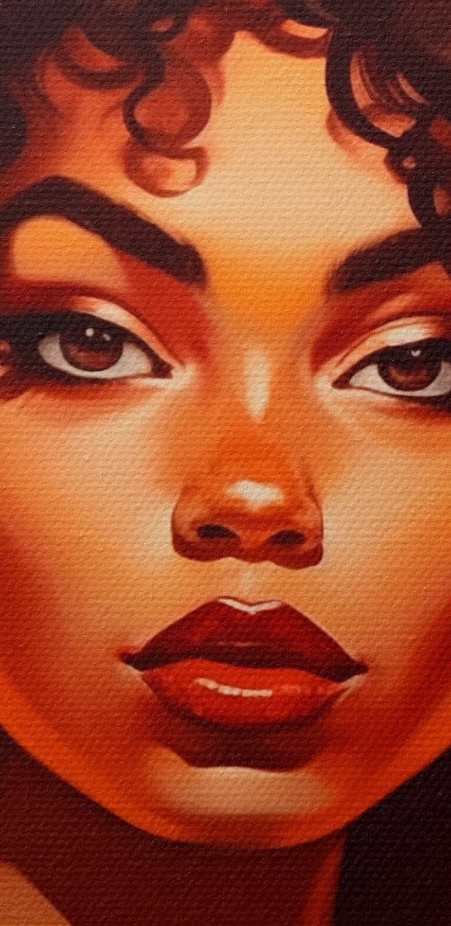 Femme avec de grands cheveux afro et des boucles d'oreilles