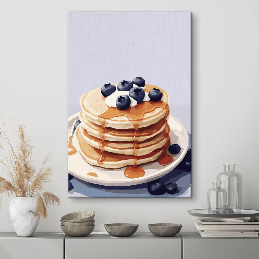 Pile de crêpes avec myrtilles et sirop sur le dessus