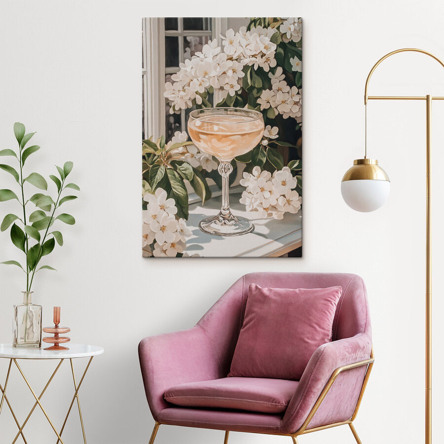 Verre de vin à côté de fleurs