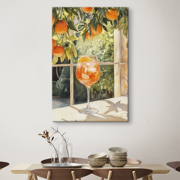 Verre de jus d'orange avec des glaçons et des oranges par la fenêtre Verre de jus d'orange avec des glaçons et des oranges par la fenêtre