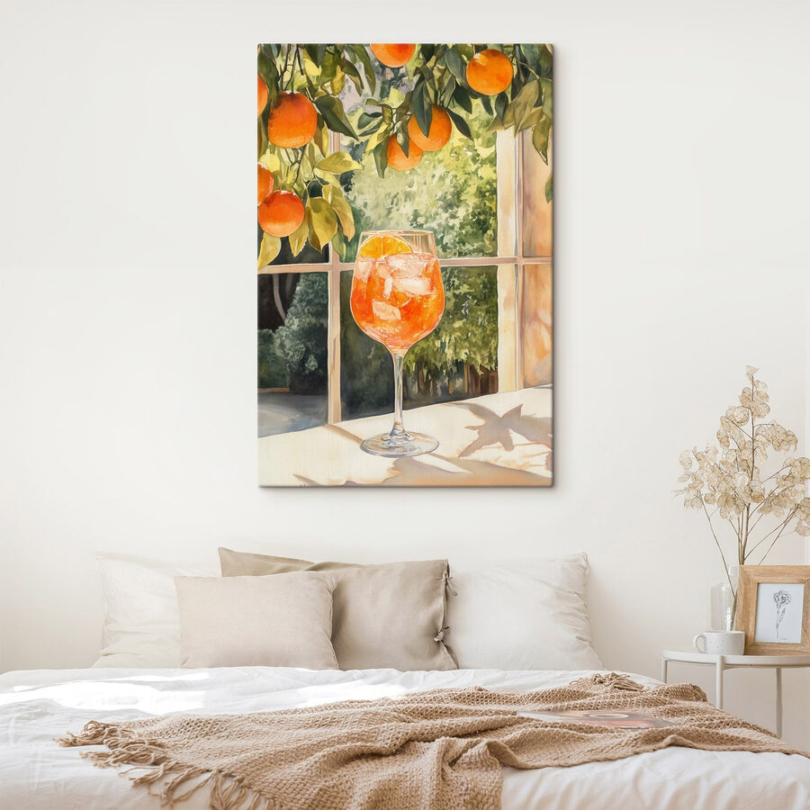 Verre de jus d'orange avec des glaçons et des oranges par la fenêtre