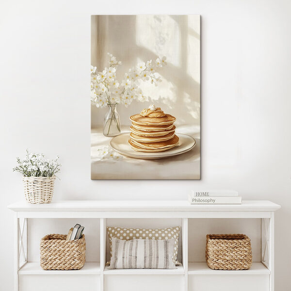 Pile de crêpes sur une assiette à côté d'un vase de fleurs Pile de crêpes sur une assiette à côté d'un vase de fleurs