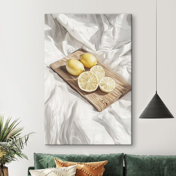 Citrons et tranches sur une planche en bois Citrons et tranches sur une planche en bois
