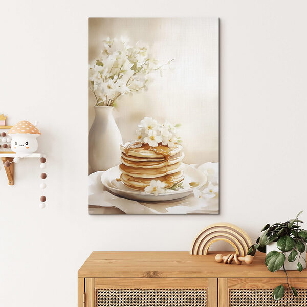 Pile de crêpes avec des fleurs sur le dessus Pile de crêpes avec des fleurs sur le dessus