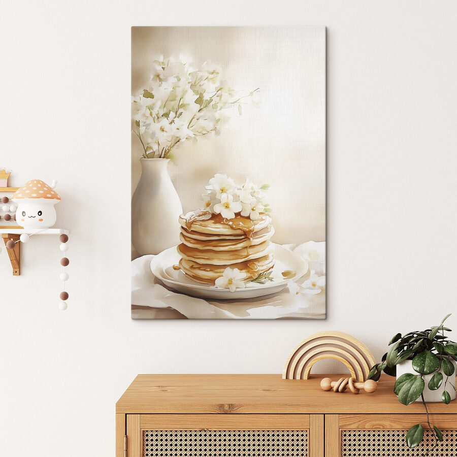 Pile de crêpes avec des fleurs sur le dessus