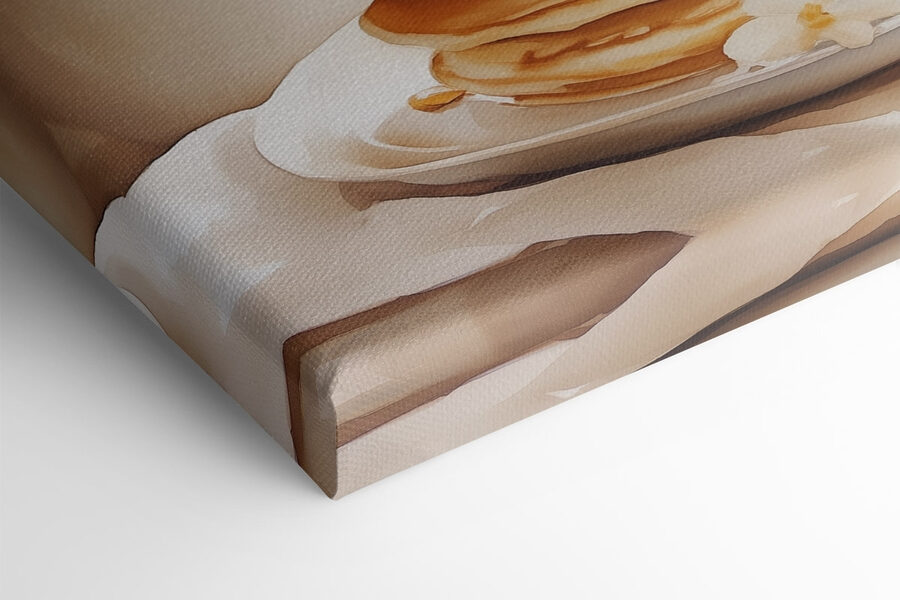 Pile de crêpes avec des fleurs sur le dessus