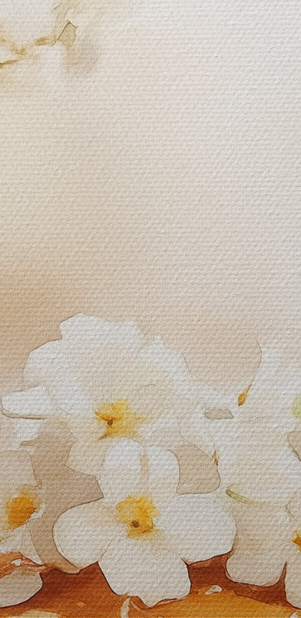 Pile de crêpes avec des fleurs sur le dessus Pile de crêpes avec des fleurs sur le dessus