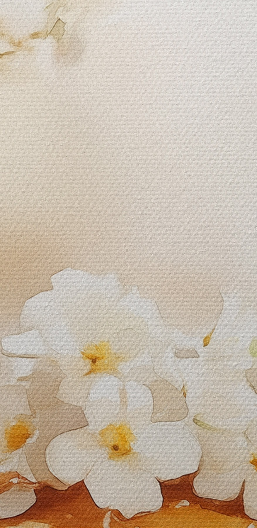 Pile de crêpes avec des fleurs sur le dessus