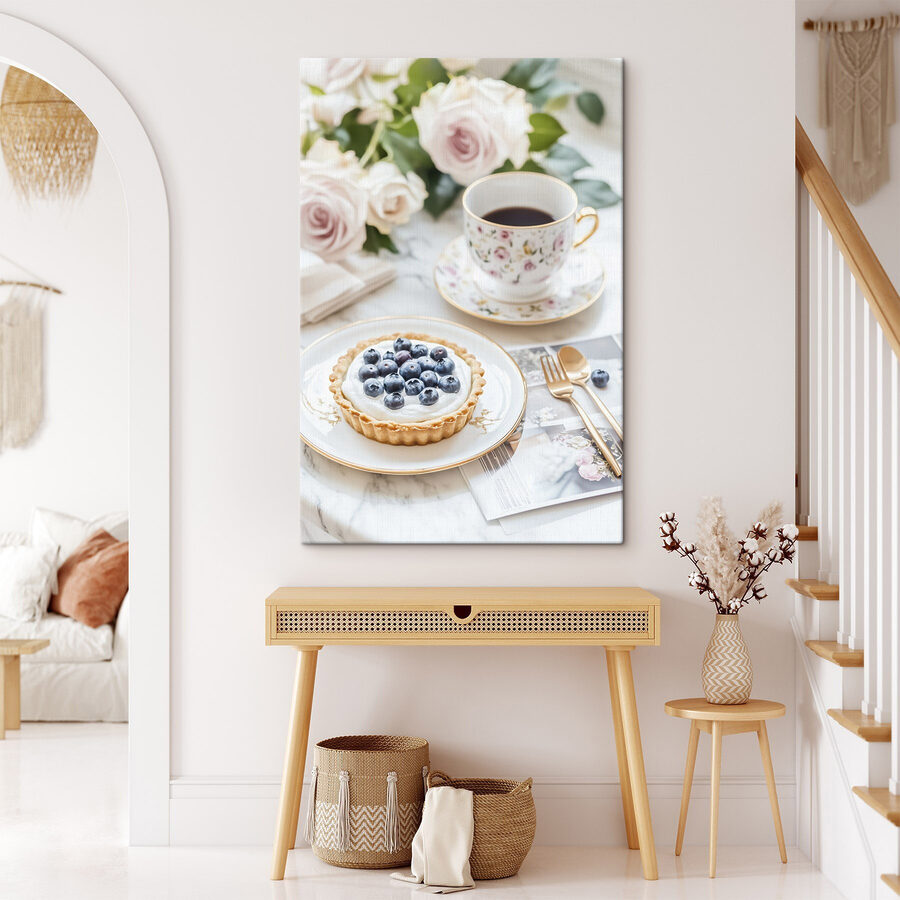 Dessert sur assiette avec une tasse de café et des fleurs Dessert sur assiette avec une tasse de café et des fleurs
