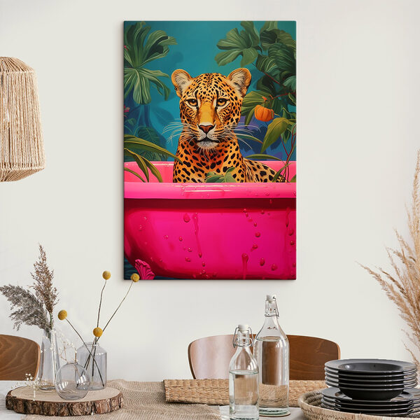 Guépard dans une baignoire rose avec des plantes Guépard dans une baignoire rose avec des plantes