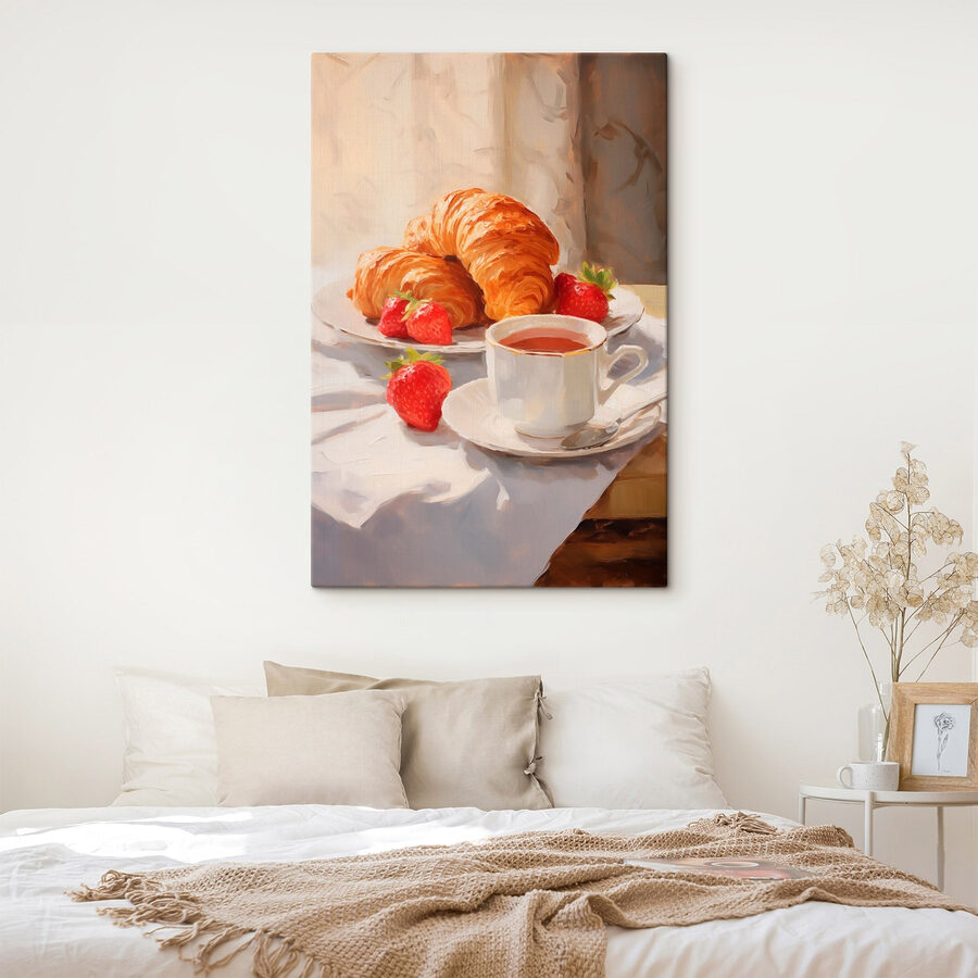 Croissant et fraises sur une assiette