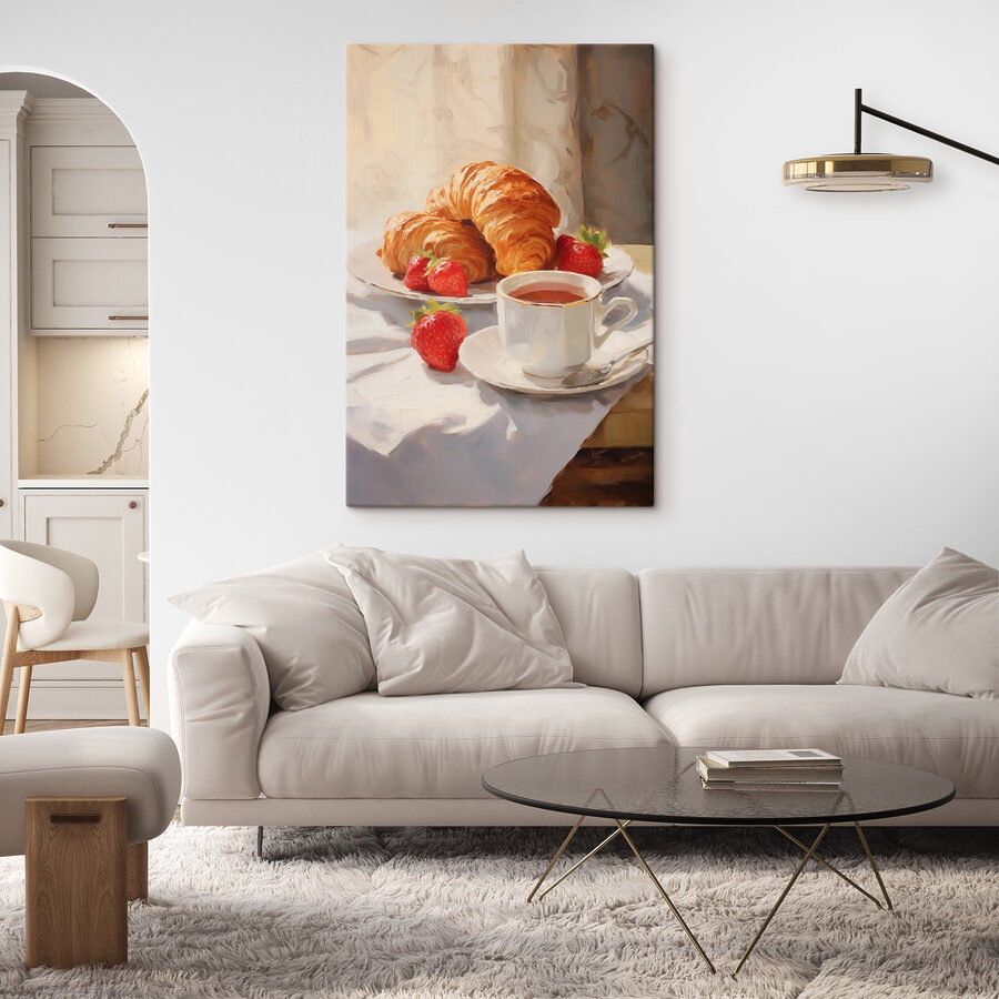 Croissant et fraises sur une assiette