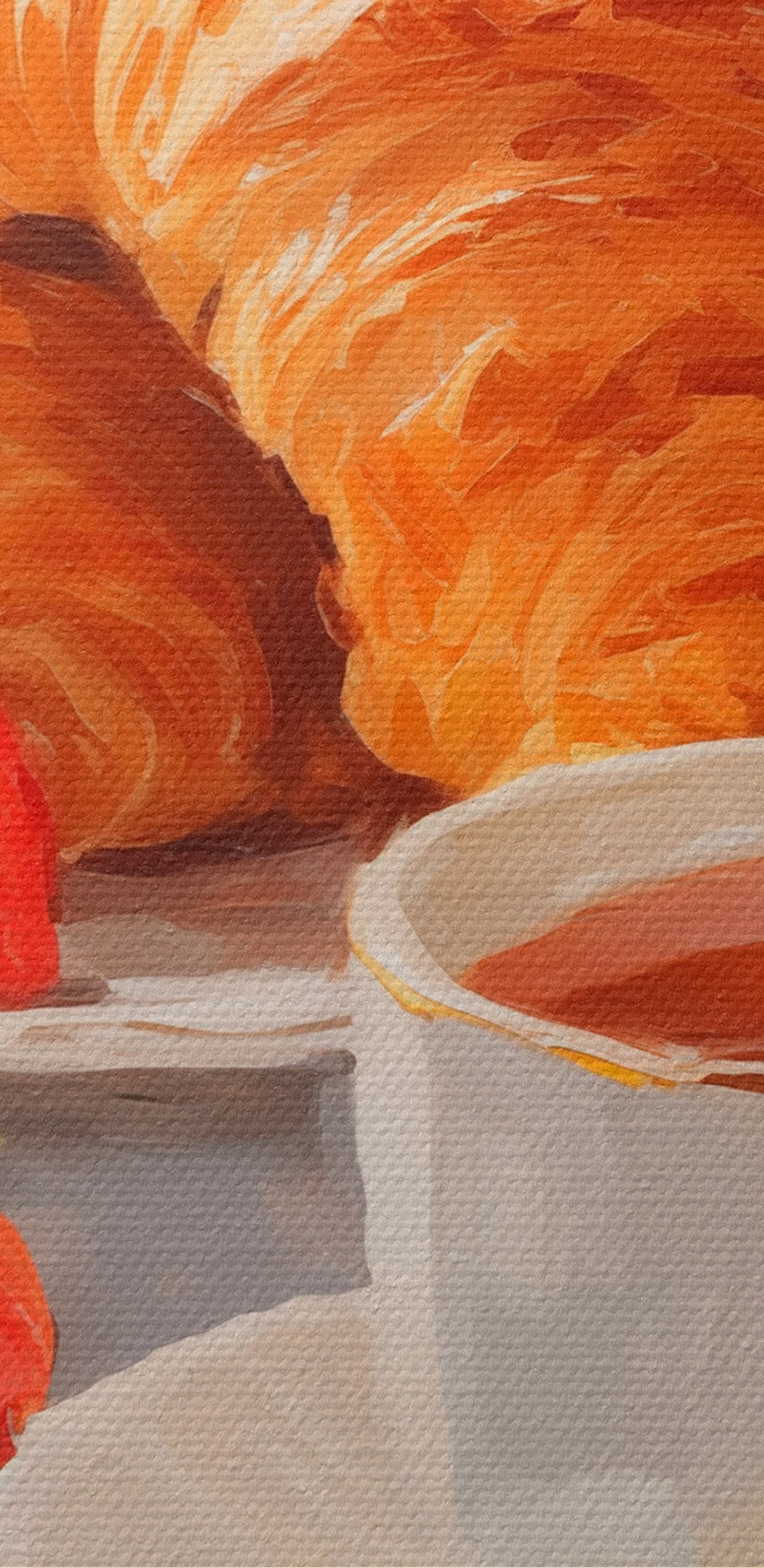 Croissant et fraises sur une assiette